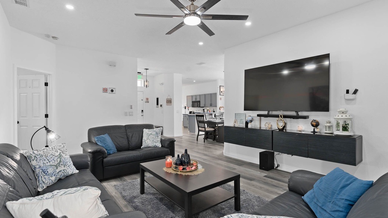 Photo of Livingroom in Lakeside Estates