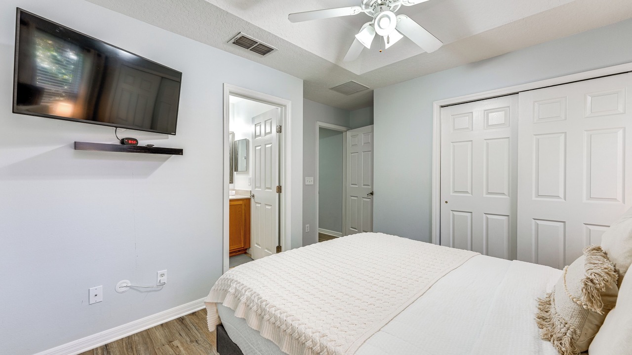 Photo of Bedroom in Crestwynd Bay