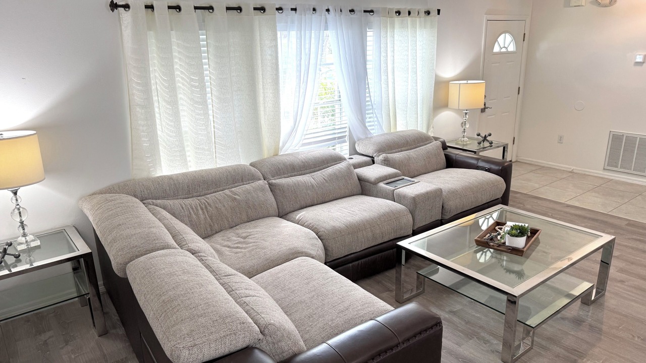 Photo of Livingroom in Lakeside Estates