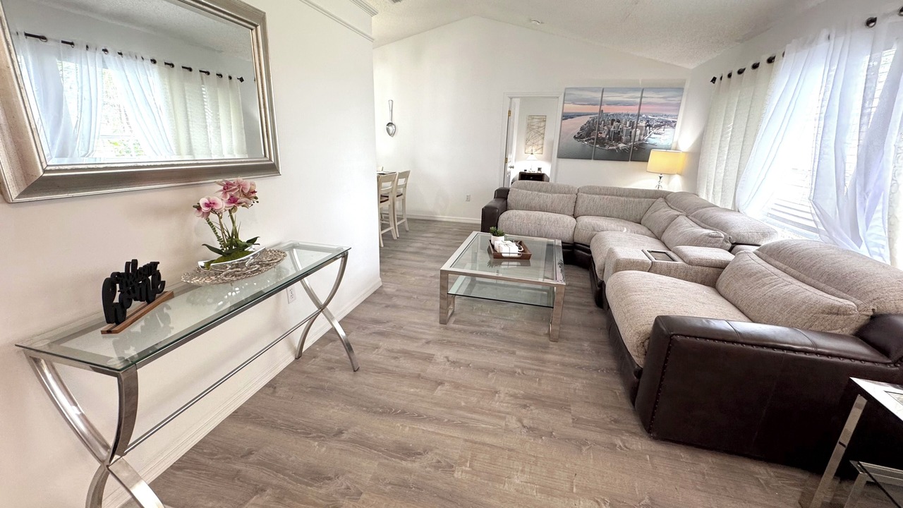 Photo of Livingroom in Lakeside Estates