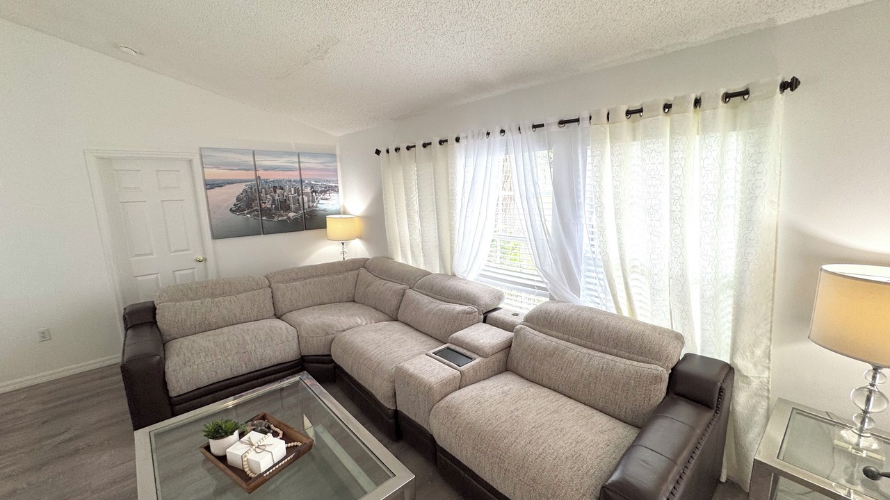Photo of Livingroom in Lakeside Estates
