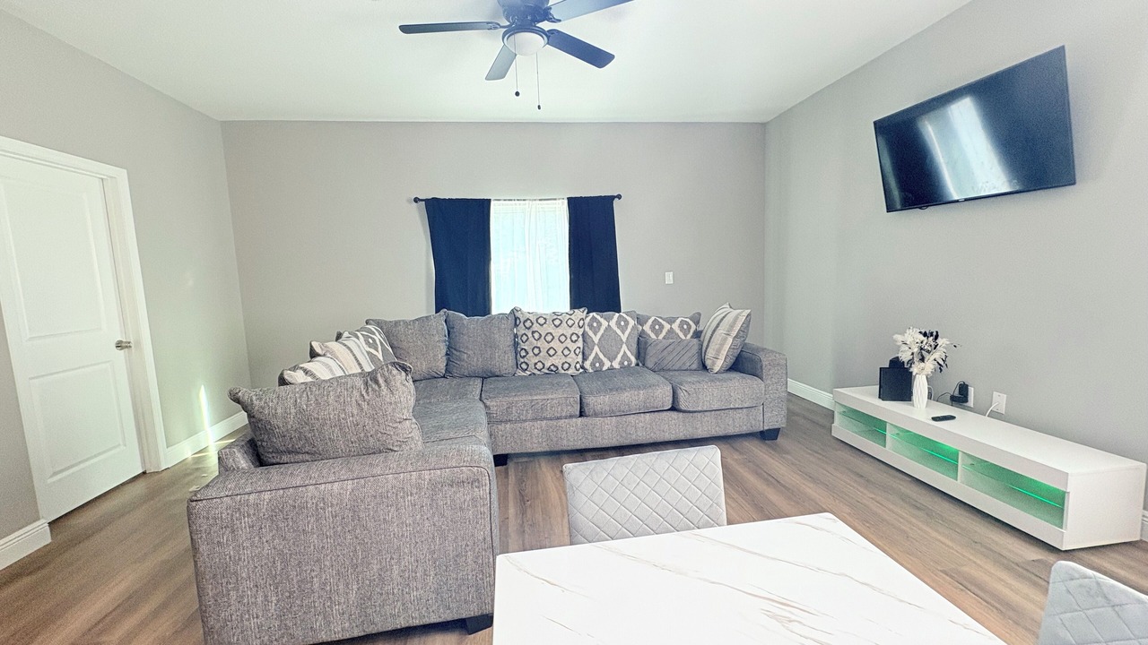 Photo of Livingroom in Malibu Groves