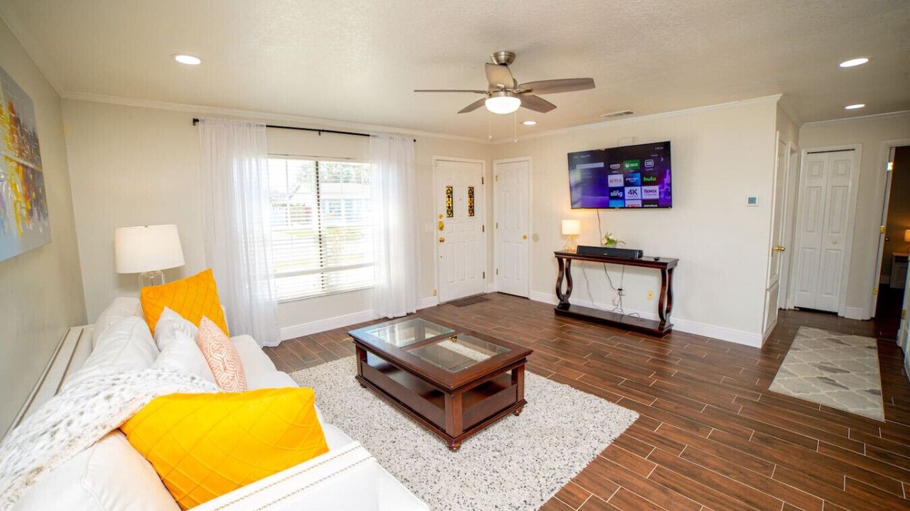Photo of Livingroom in Oak Ridge