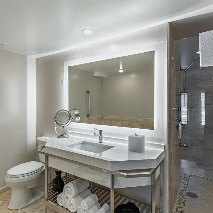 Photo of Bathroom in Lake Dot