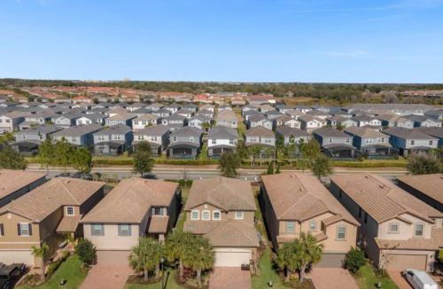 Loughman Villa | Dazzling 5BR Villa in Solterra with pool